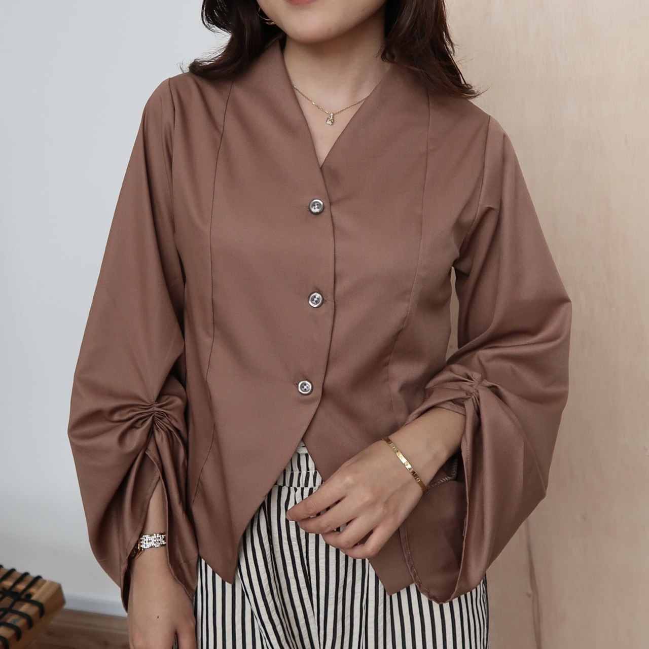 Vee Top in Walnut